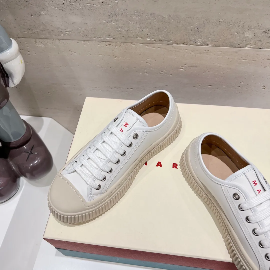 👟👟Ex-factory price 480👟👟 (exclusive top quality) Marni|Mary Jane big head doll shoes‼ ️Upgraded outsole, consistent lasting process with the original version, upgraded to the latest official original packaging‼ ️ Mani’s incomparable and versatile white shoes! I'm tired of the regular white shoes, so I bought a pair of different style thick-soled big-toe shoes. Paris International Fashion Week catwalk model, purchase-level version, all Internet celebrities wear it, Song Zuer, Zhao Lusi, Huo🔥 Show... [4.5cm increased sole] Not bulky, light and soft, comfortable on the feet! It feels very good on your feet and doesn't scratch your feet at all! Extremely comfortable! Daily travel! Wear whatever you like regardless of the occasion, no fear of any dress code, no pressure to dress! ✔Upper: imported cowhide fabric ✔Inner lining: lambskin lining ✔Outsole: exclusive original molded 1:1 rubber outsole! Floating beige is not completely white. Difference between market currencies We are different‼ ️ ✔𝐒𝐢𝐳𝐞: 35-40